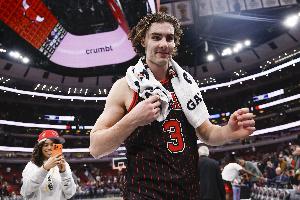 无所不能！本赛季目前仅两人能做到场均20+8+8：吉迪、约基奇